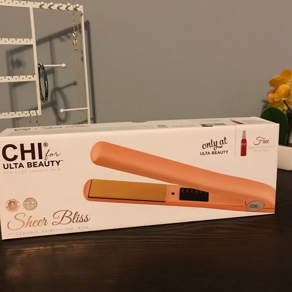 Gently used rose gold 1in CHI straighter.